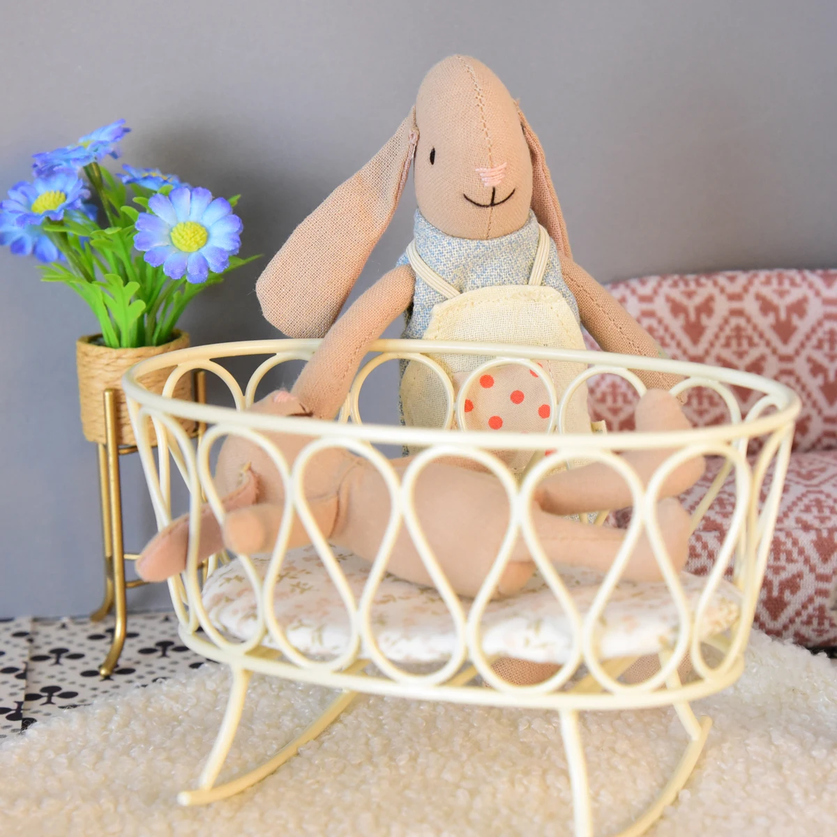 1:12Miniature Simulation Furniture metal baby basket with one padding for Bjd Ob11 doll house