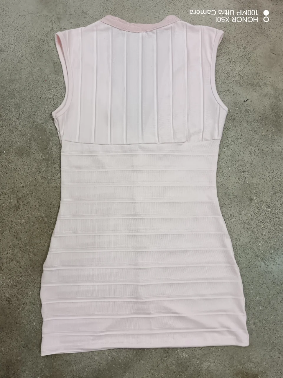 Europäisches und amerikanisches Kleid mit tiefem V-Ausschnitt, ärmellos, mit Reißverschluss, schmal geschnitten, im Spice-Girl-Stil, Partykleid mit Hüftbetonung, modisch und neu. – Detail 13