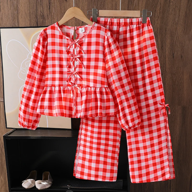

Комплект для девочек 8-12 лет: красный клетчатый топ с завязками и рюшами и свободные брюки в классическую красно-белую клетку. Лайт