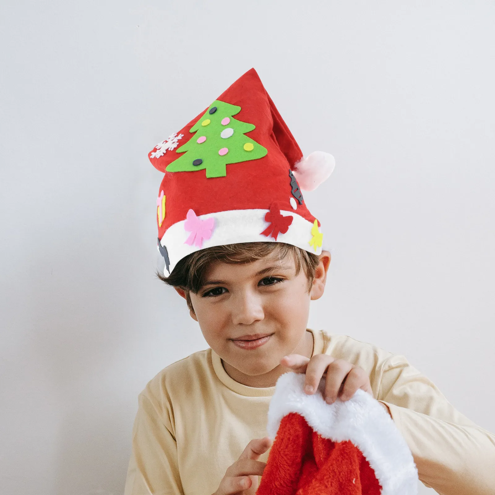 5Pcs Christmas Hat Making Kits DIY Santa Hats Craft Materials Environmentally Friendly Fabric for Kids Learning Development