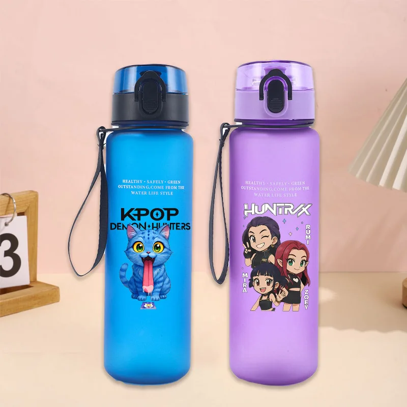 

650 мл Kpop Demon Hunters, большие пластиковые соломенные чашки, фигурки аниме, портативные бутылки для воды для занятий спортом на открытом воздухе, бутылка для питья для мальчиков и девочек