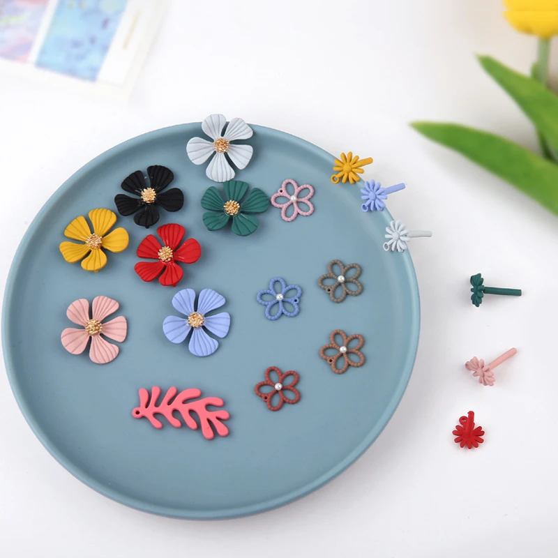 1pcs Diy Handmade Jewelry Accessories Alloy Spray Paint Color Chrysanthemum Earrings Sweet Flower Earrings Material Charms