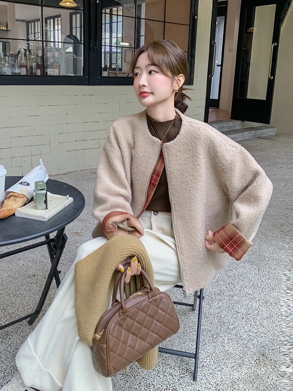 厚手の暖かい格子柄スプライシングレザーファーコート レディース秋冬新作2025 ラムベルベットジャケット 通勤スタイル