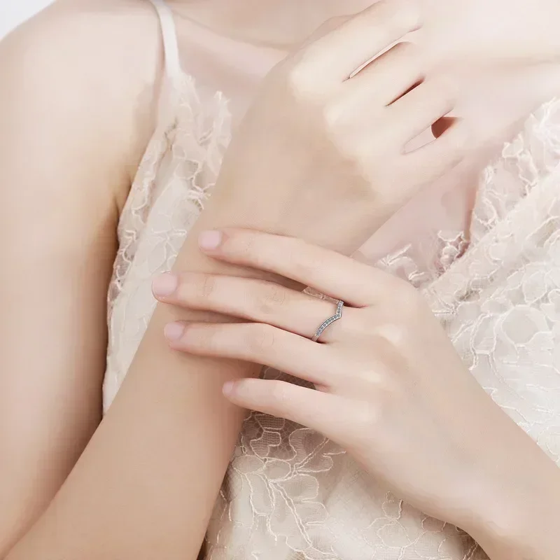 

Platinum PT950 V Shaped Rings for Lady, Popular VVS1 0.14ct Moissanite Diamond Luxury Ring for Women with Certificate