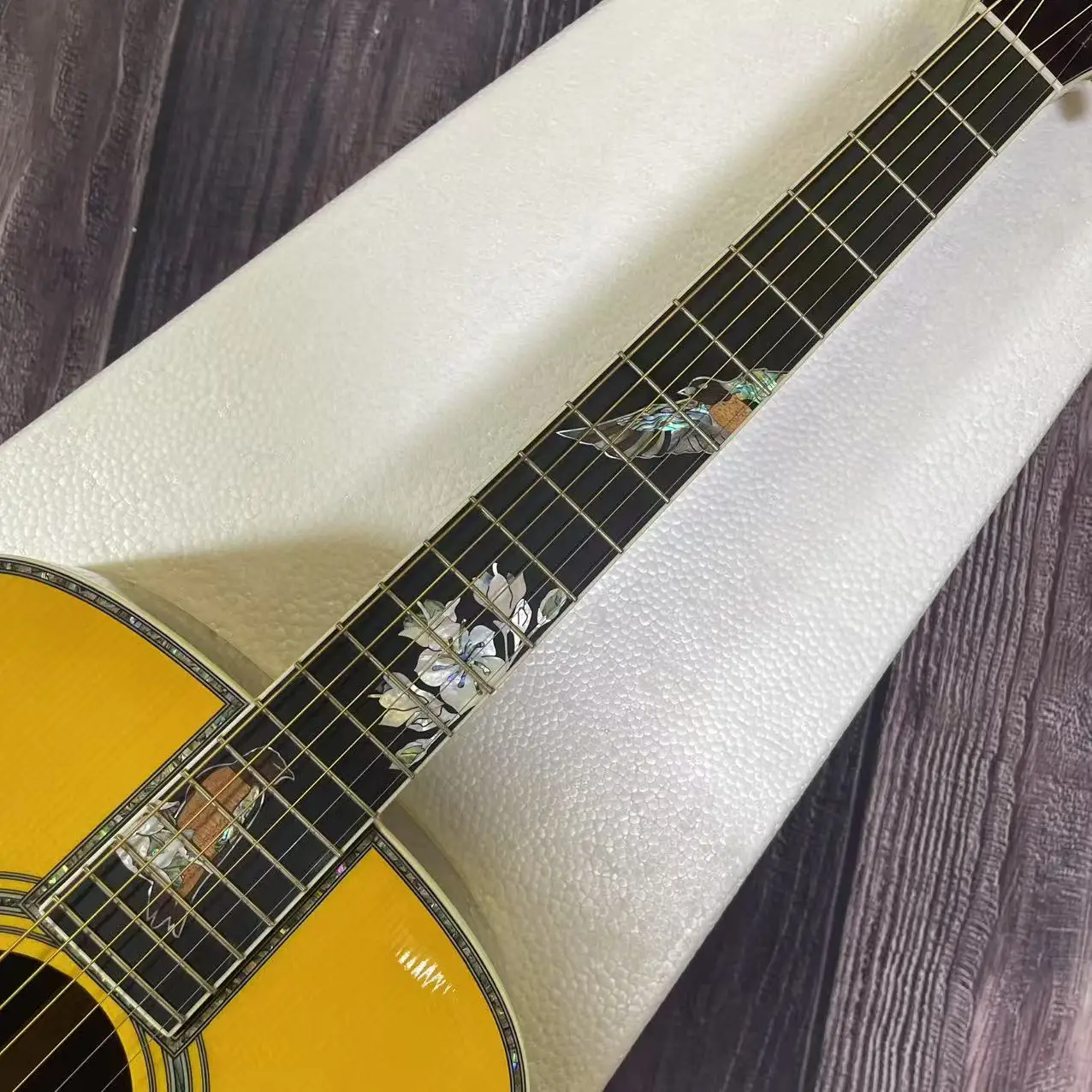 

All solid wood, 41 inch Emperor Bird series solid wood acoustic guitar in yellow color