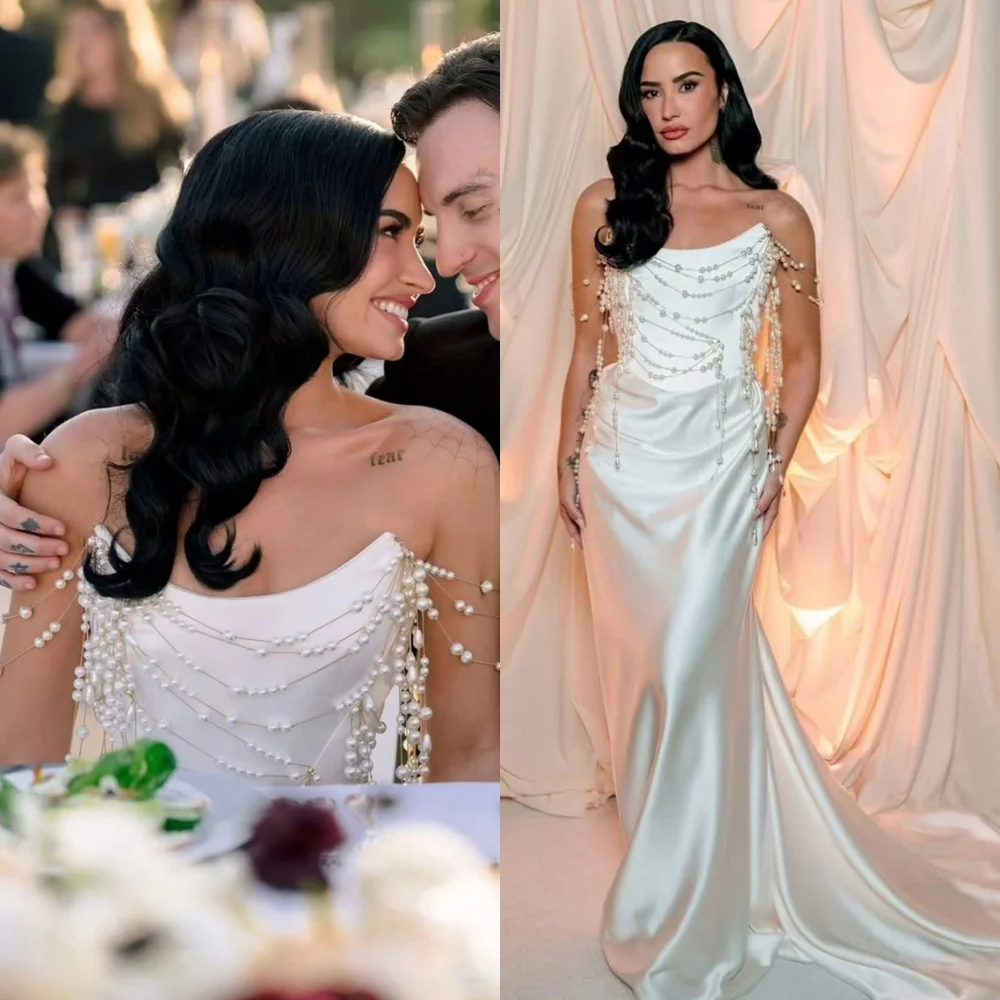 

Customized Exquisite White Satin Wedding Dress Elegant Strapless Sleeveless Bridal Gowns Chapel Train Open Back Vestido De Novia