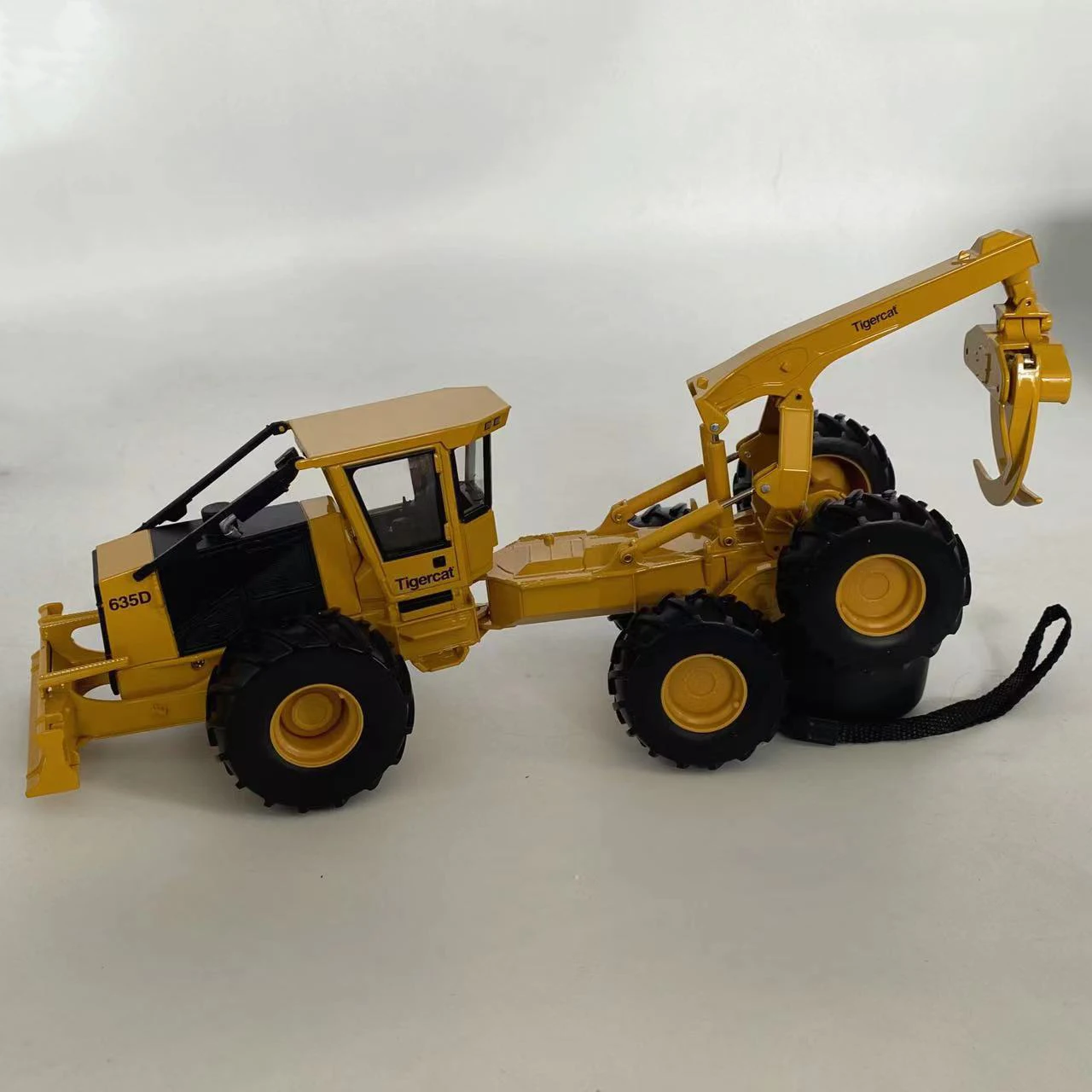 Tiger Cat 1:32 Scale 635d Skidder Trailer Engineering Machinery Model Metal Die-cast Wood Grabber Simulation Alloy Vehicle Toy