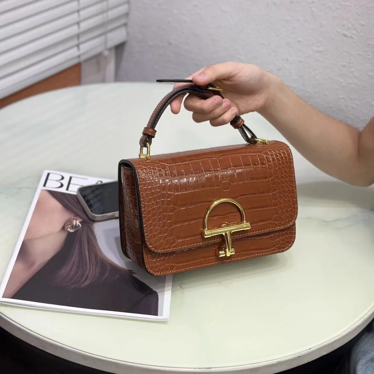 

‌ Сумка через плечо с тиснением аллигатора 2025 — многосторонняя одежда (через плечо/ручная), просторная и стильная, идеально подходит для работы и путешествий