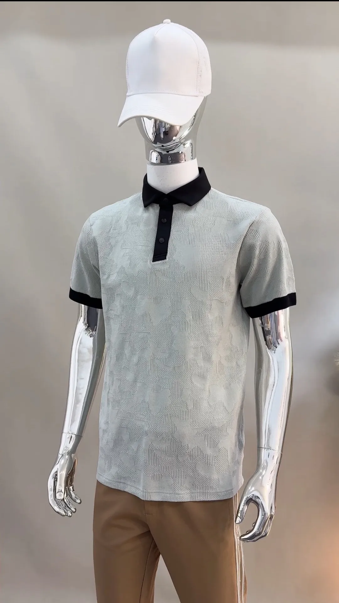 

New Men's Knit Short-Sleeve Golf Shirt: Stylish, Flattering, and Versatile