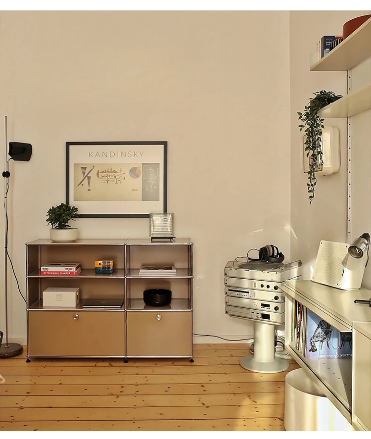 Mittelalterlicher USM-Spind aus Edelstahl