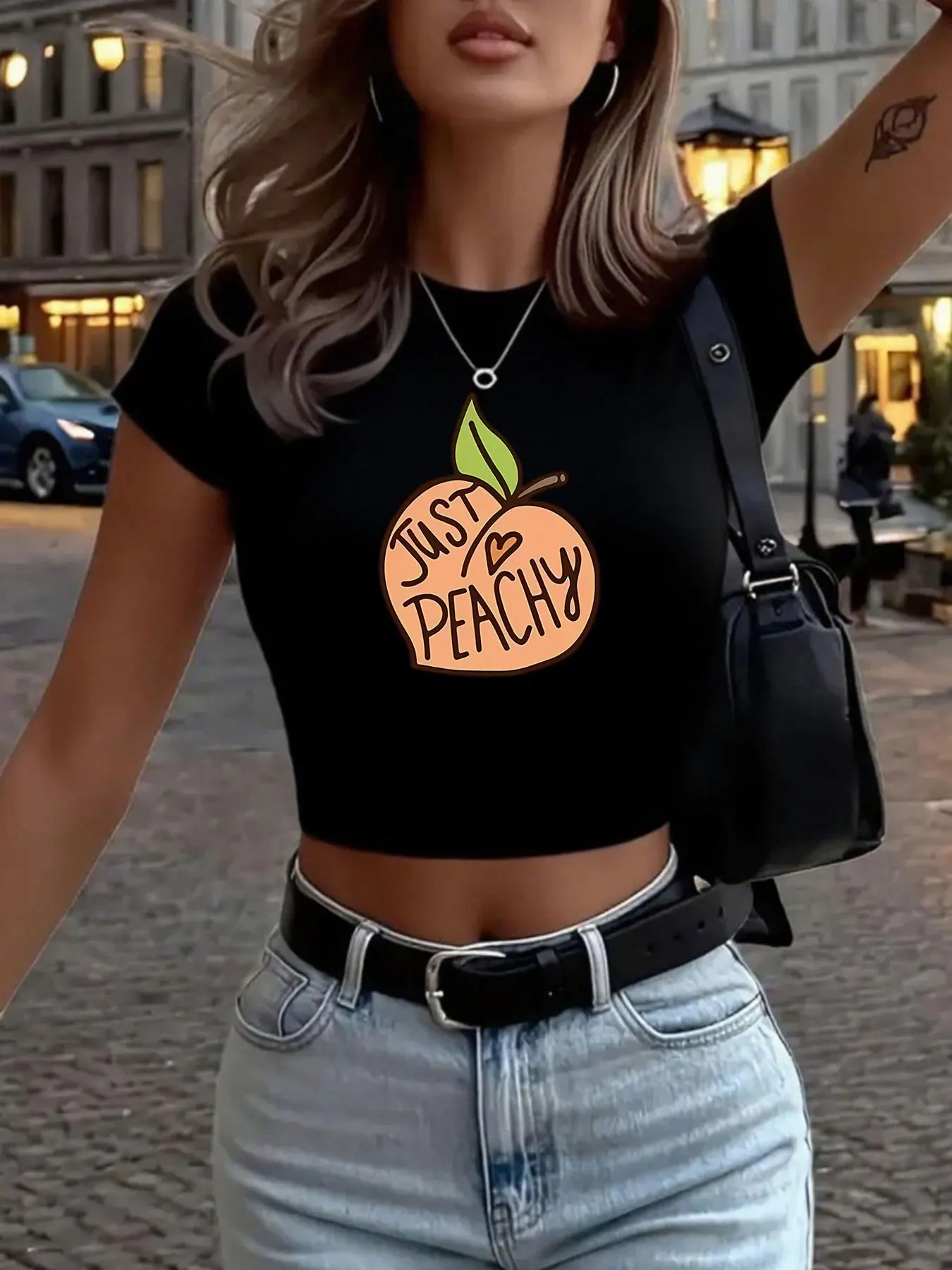 تي شيرت نسائي قصير بقصة ضيقة مطبوع عليه رسومات "Just Peachy" مع تصميم خوخي بأكمام صيفية Harajuku ملابس الشارع الشهير تي شيرت