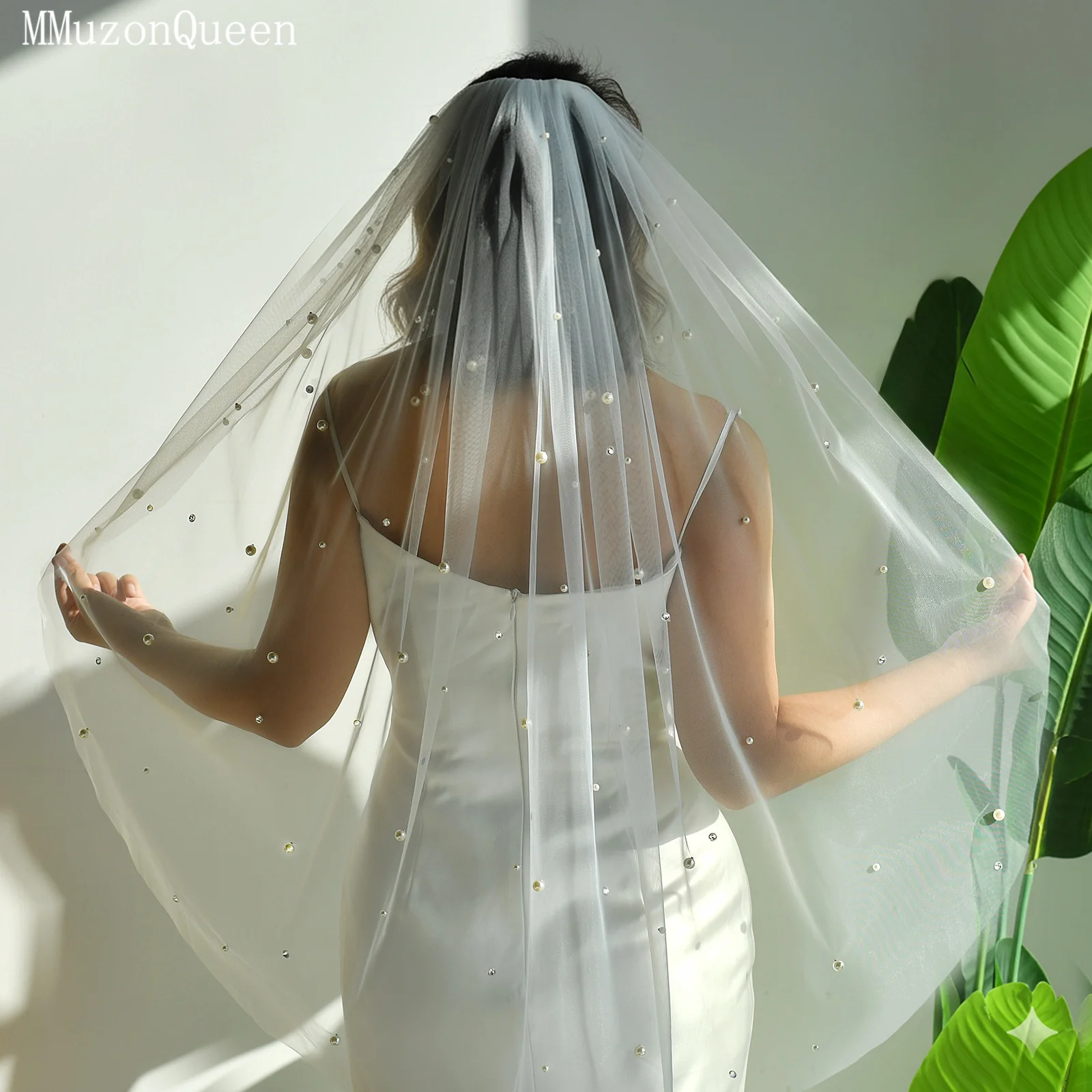 ผ้าคลุมหน้าเจ้าสาว TOPQUEEN ประดับมุกและคริสตัล ผ้าคลุมหน้าเจ้าสาวสุดหรู สีครีมขาว พร้อมหวี อุปกรณ์เสริมงานแต่งงาน ปรับแต่งได้ รุ่น V109