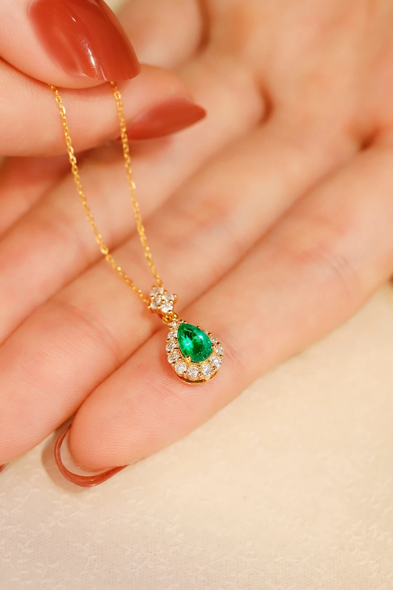 LUOWEND 18K Yellow Gold Necklace Luxury Diamond Jewelry Natural Emerald Pendant Necklace for Women Romantic Style Wedding Party