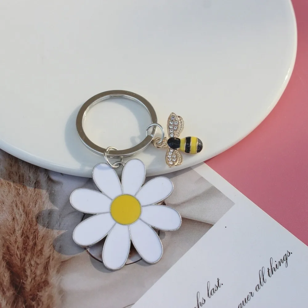 White Daisy Keychain for Women Bag Pendant Enamel Fashion Crystal Bee Stainless Steel Keyring Girls Jewelry Gift Key Chains