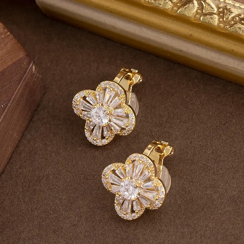 Stylish and sweet ultra-shiny zircon four-leaf clover ear clips without piercing, light luxury and exquisite commuter earrings