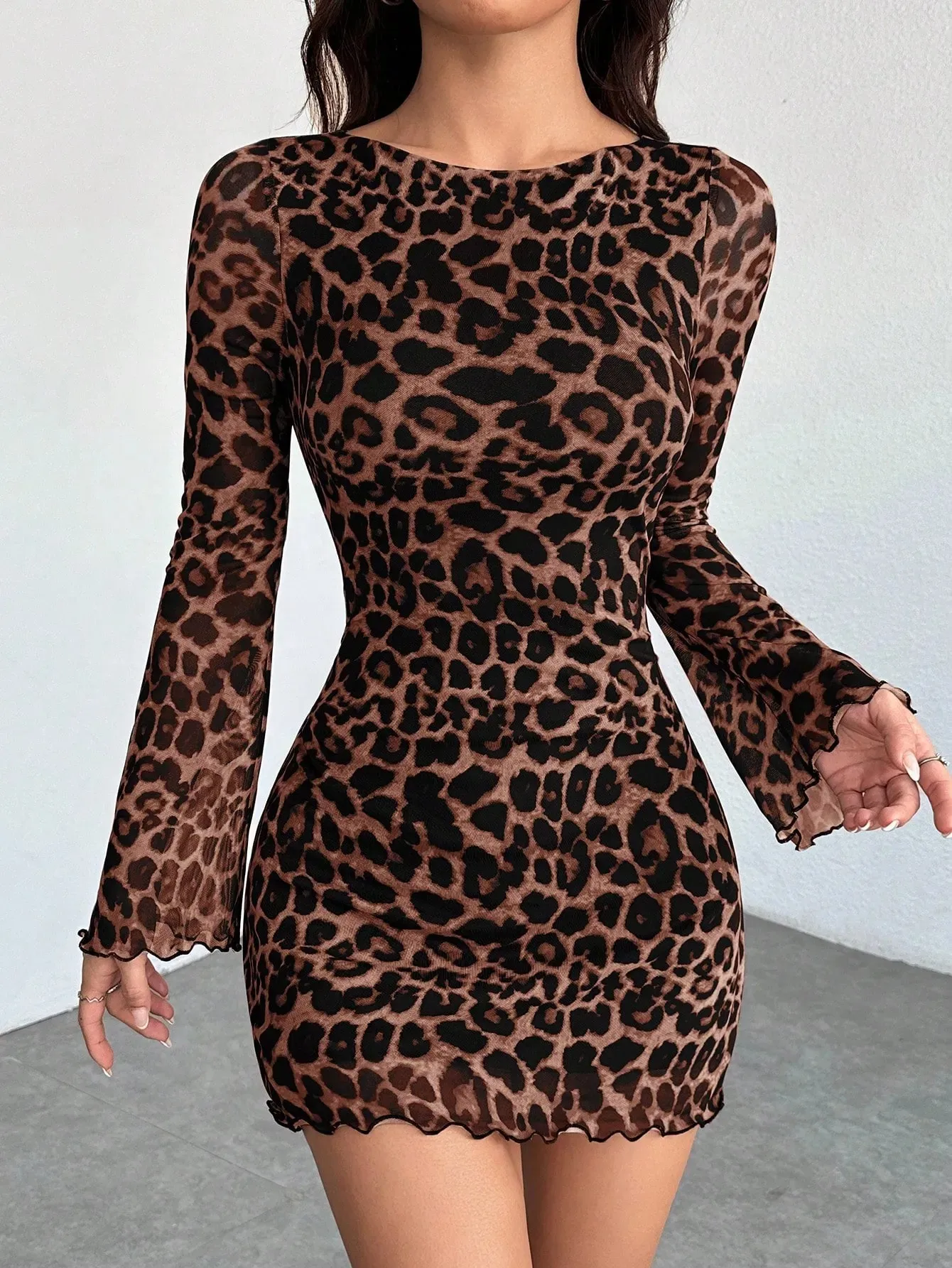 Damen-Minikleid, Rundhalsausschnitt, Leopardenmuster, lange ausgestellte Ärmel, figurbetontes Kleid für Damen, Kleid für den Abend, Club- oder Partykleid. – Detail 3