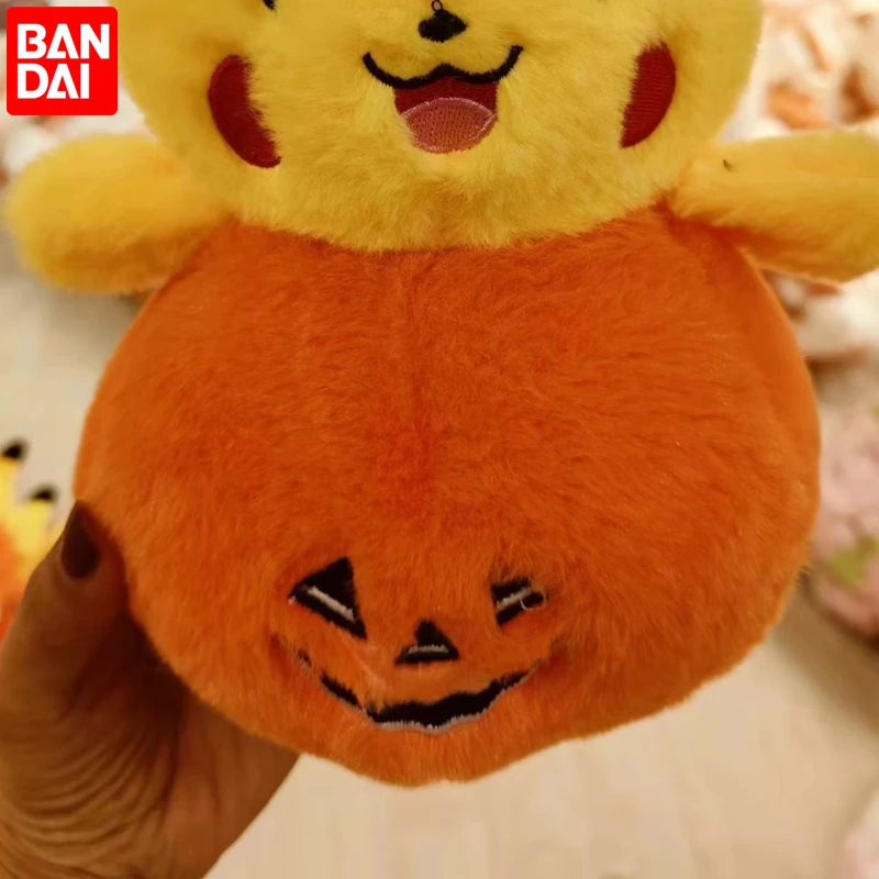 バンダイ-かわいいピカチュウぬいぐるみ、ハロウィーンのカボチャ、ぬいぐるみ、カワイイスローピロー、家の装飾、素敵なギフト、20cm