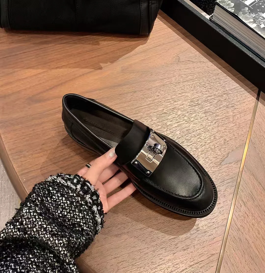 

Новая модная женская обувь в европейском и американском стиле, маленькие золотые монеты полированного цвета в стиле ретро, толстые каблуки, лоферы, маленькие кожаные туфли.