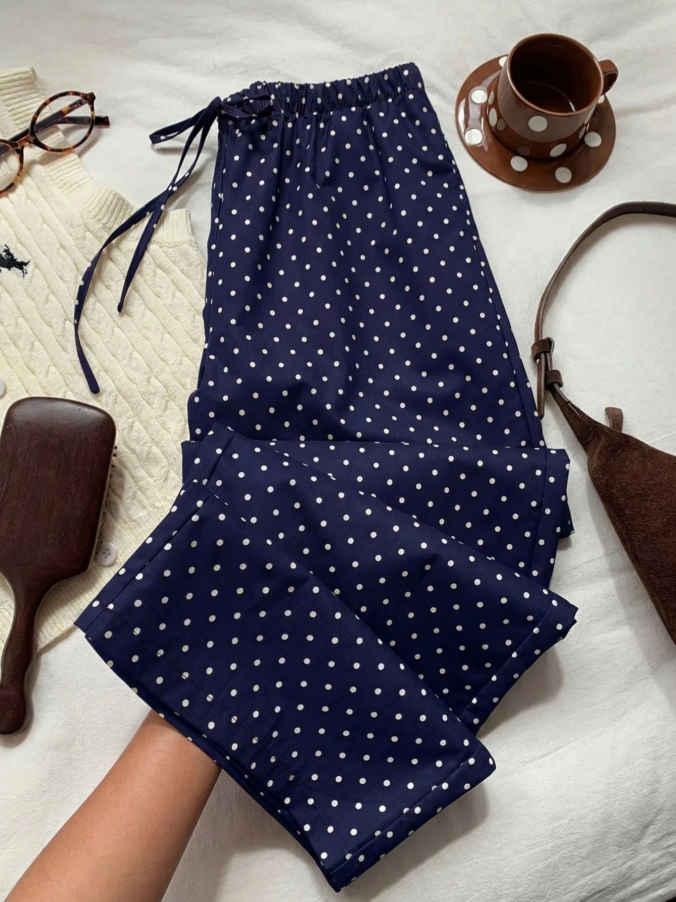 Sommerliche neue, weit geschnittene, figurbetonte, gerade geschnittene Hose mit fließendem Fall, dünnem Stoff, Polka-Dot-Print und elastischem Bund im Casual-Stil. – Detail 2