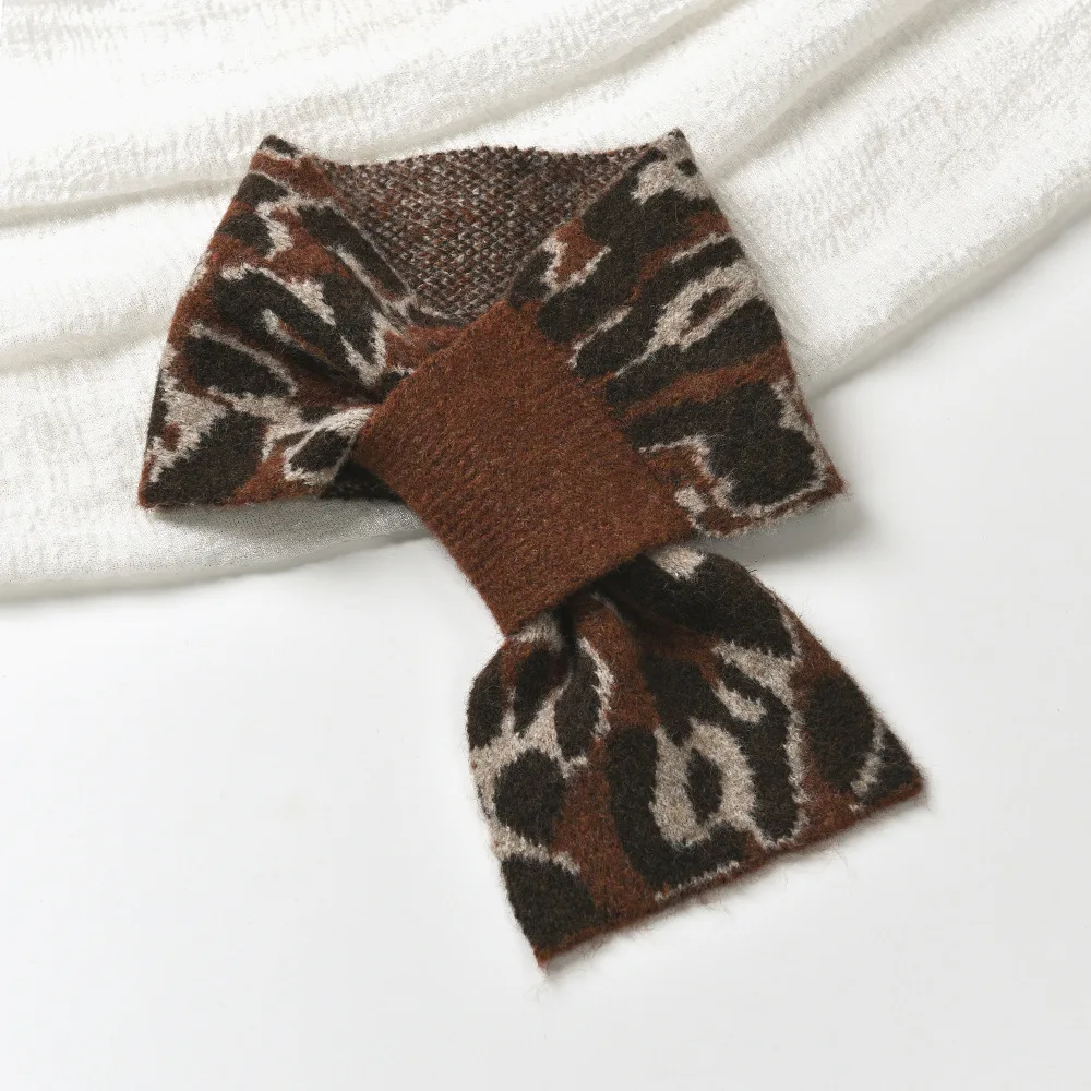 겨울 새로운 표범 인쇄 게으른 크로스 울 니트 작은 스카프 여성 패션 유럽과 미국의 짧은 따뜻한 작은 스카프
