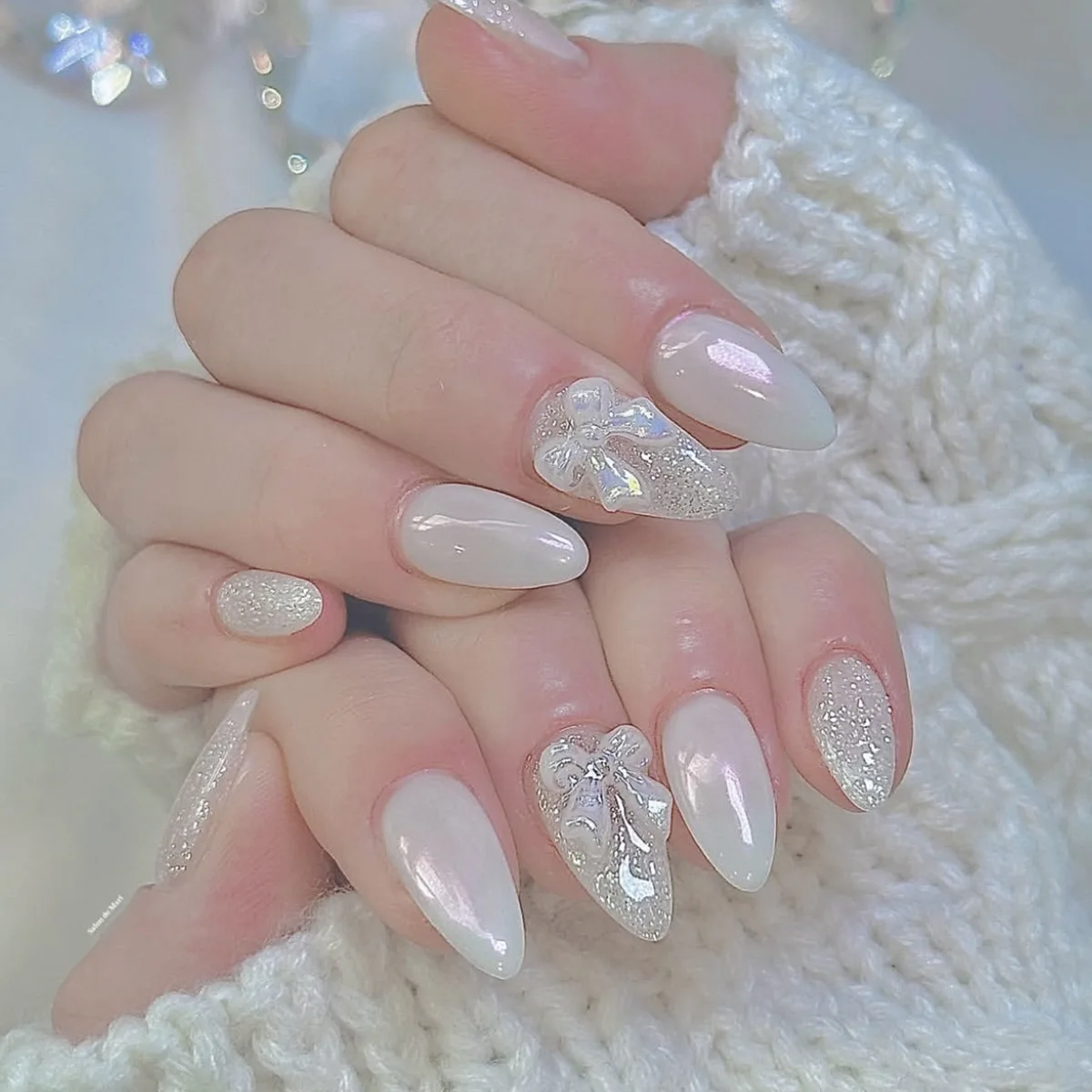 24 Stück einfache Bogen-Mandel-Kunstnägel, Aurora-Weiß, Datenverschluss, vollständige Abdeckung, Nagelspitzen, glänzendes Pulver-Design, kurzes Drücken auf falschen Nägeln