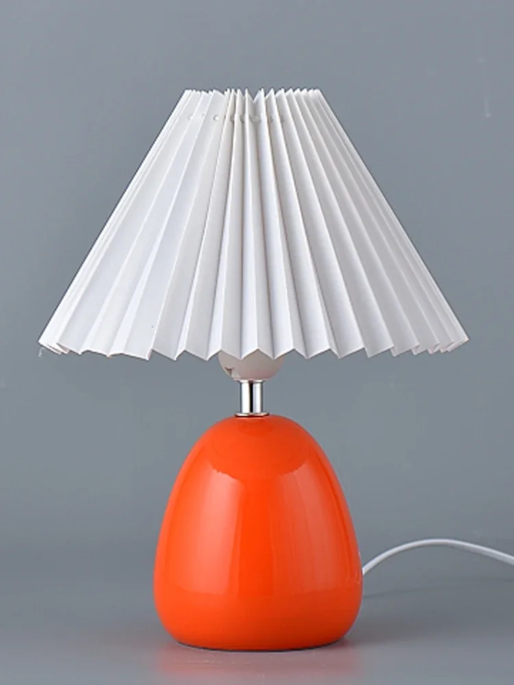 Lampe de bureau en céramique pour chambre à coucher, lumière rouge, rétro, simple, moderne, nordique, fille, coeur, rétro, décorative, frêne