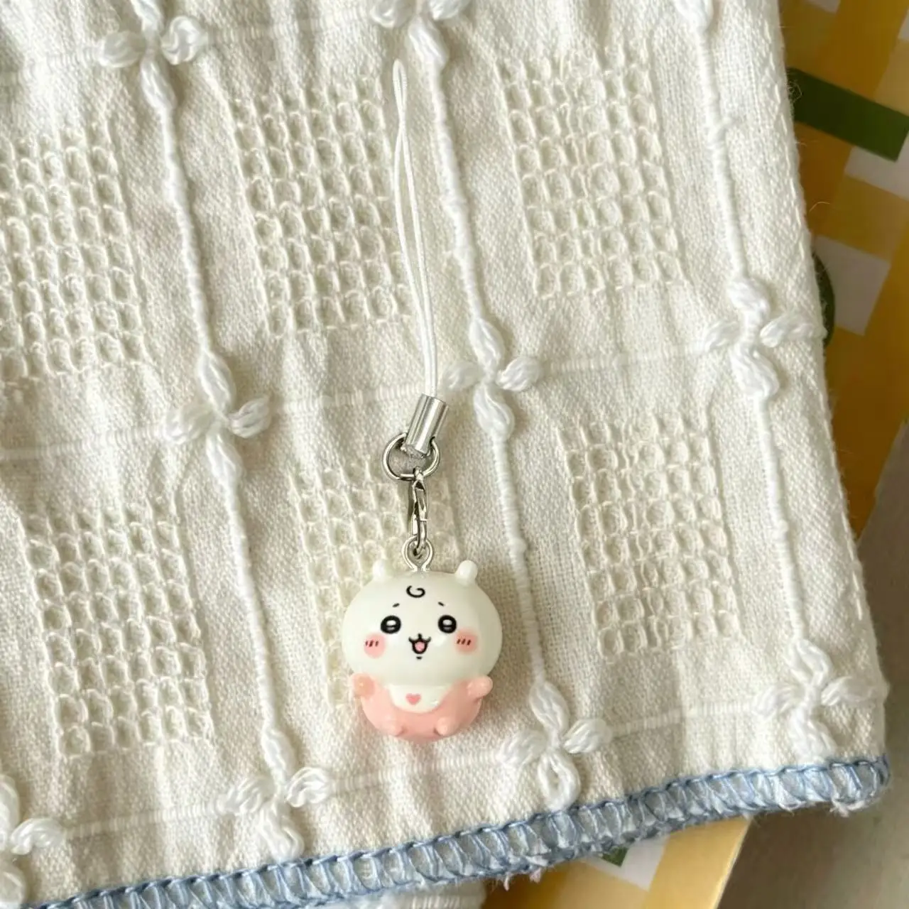 Kawaii Miniatur-Harzanhänger Niedliches Baby-Outfit Usagi Hachiware Handyband Mini-Schlüsselanhänger Kleiner Taschenanhänger für Mädchen Studentengeschenk
