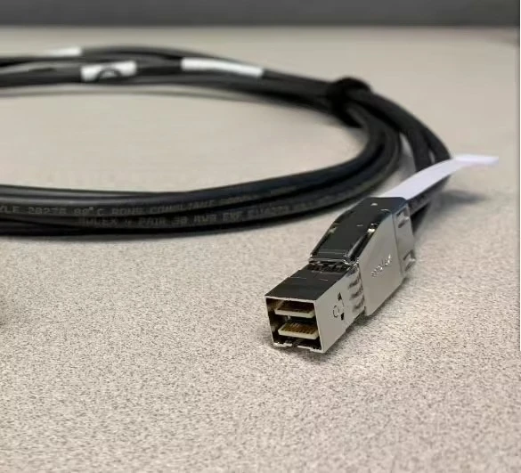 

Совместимость с кабелем IBM 00AR317 3 м 12G SAS, кабелем mini SAS HD SAS