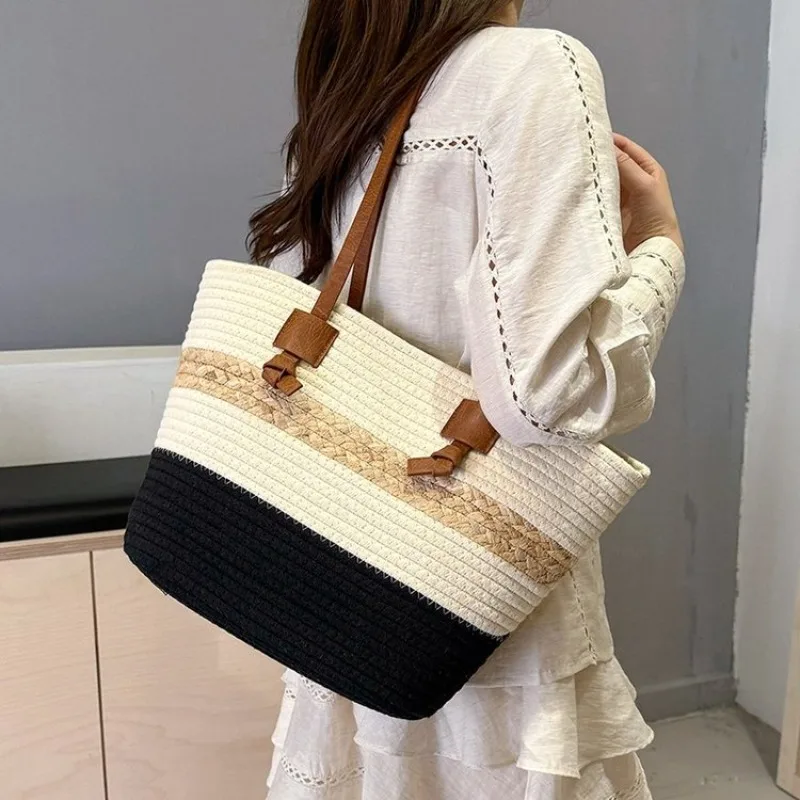 

Classic Leather Shoulder Bag, Ladies Fashion Handbag with Crossbody Convertible Feature, by Famous Luxury Brand