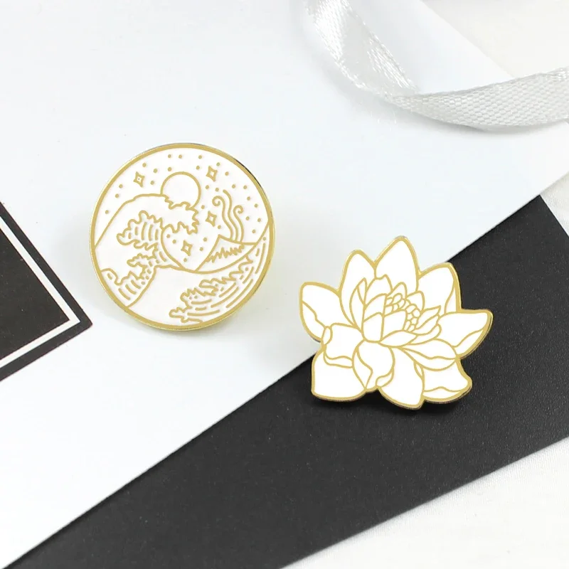 Lotus Welle Runde Brosche Meer Sterne Mond Ozean Anlage Emaille Pin Abzeichen für Tasche Revers Hut Mantel Neutral Japanischen Geschenke freunde