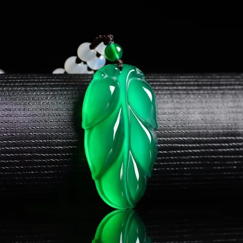 

Natural Green Chalcedony Hand-carved Leaf Pendant Fashion Boutique Jewelry Men and Women Green Agate Necklace Gift Accessories