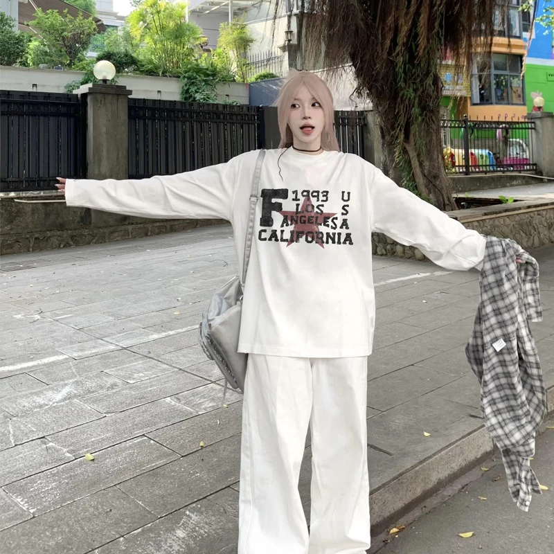 Biała koszulka damska z długim rękawem z nadrukiem w stylu amerykańskim, luźna, oversize, modna na jesień 2025, odzież damska w stylu streetwear.