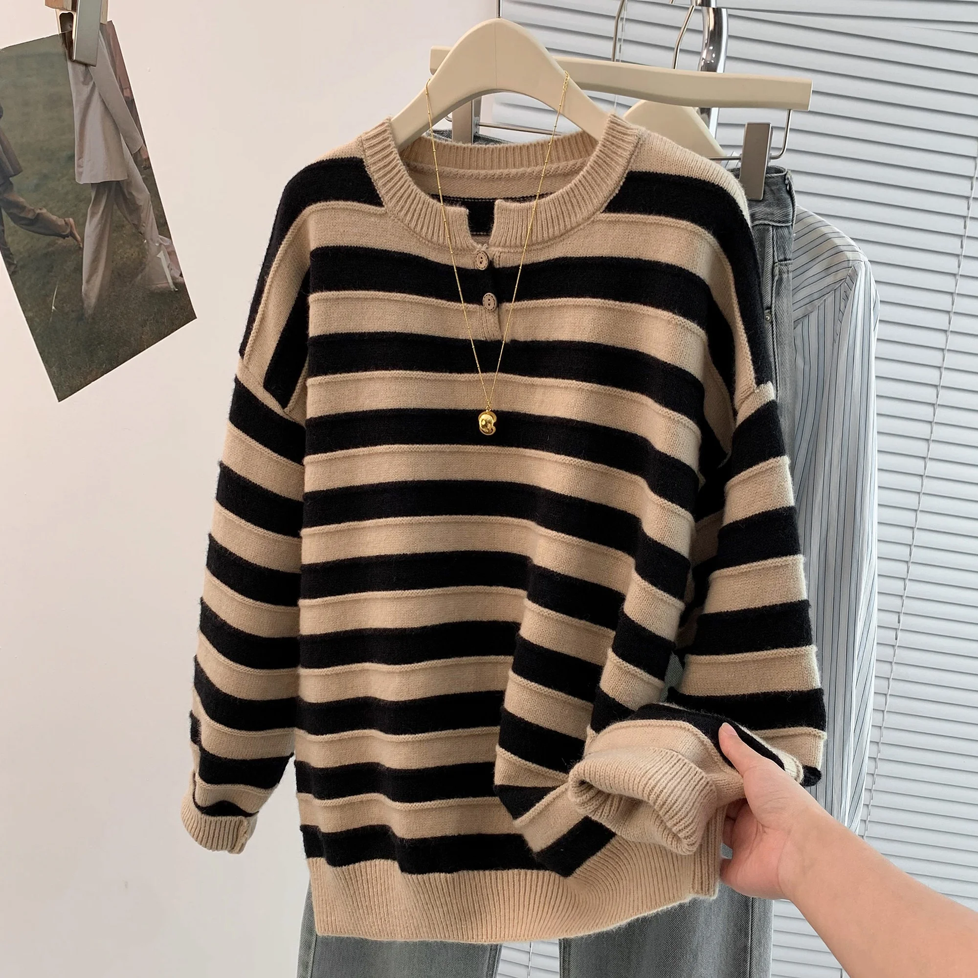 เสื้อสเวตเตอร์ถักลายทาง แขนยาว คอวี ทรงหลวม สไตล์ลำลอง สำหรับฤดูใบไม้ร่วงและฤดูหนาว ไซส์พลัส ช่วยลดอายุ เหมาะสำหรับผู้หญิง