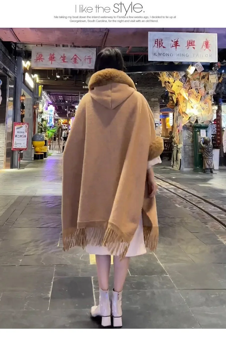 เสื้อโค้ทผู้หญิงสีแดงแบบยาวคลุมข้อเท้า ดีไซน์หรูหรา สีสันสดใส เหมาะสำหรับงานเทศกาล แต่งระบายหลายชั้น จับจีบ ระบายอากาศได้ดี ทรงสวยสง่า