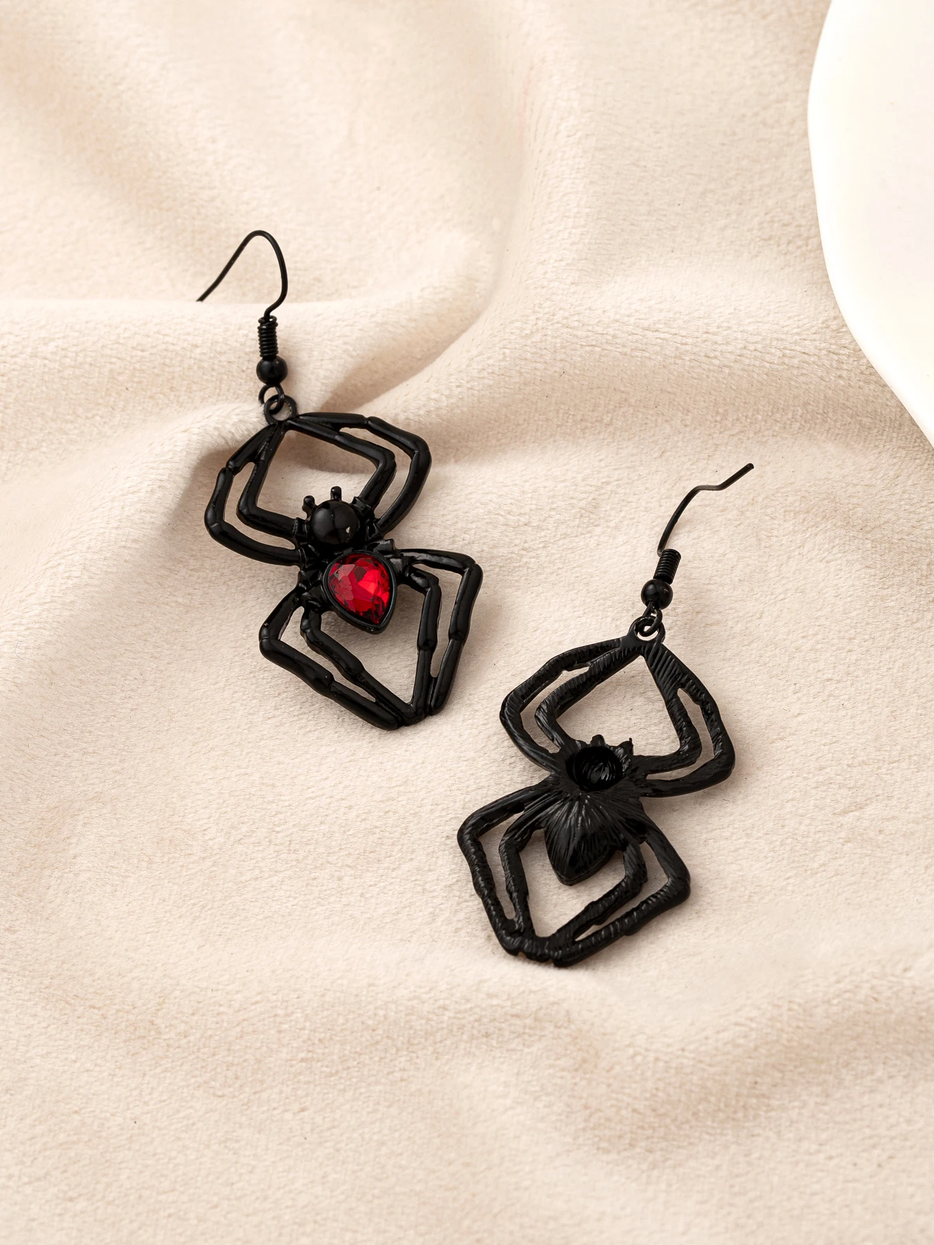 เก๋ไก๋กับต่างหูสตรีแมงมุมสีดำคลาสสิก