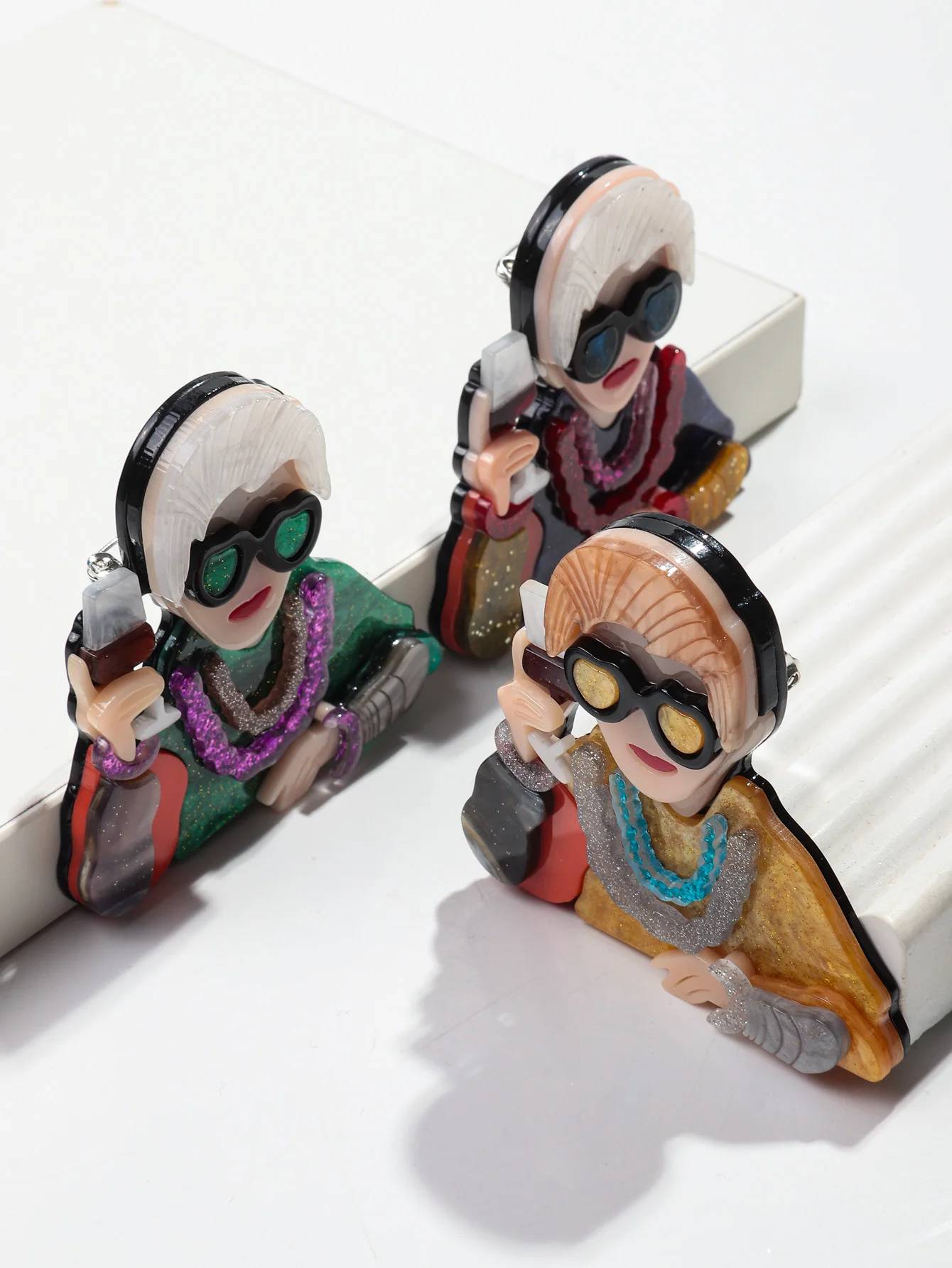 Modische Großmutter-Acrylbroschen für Damen, Niedliche Weinglas-Alte-Damen-Figur Anstecknadeln, Kleidungsschmuck-Accessoires – Detail 9