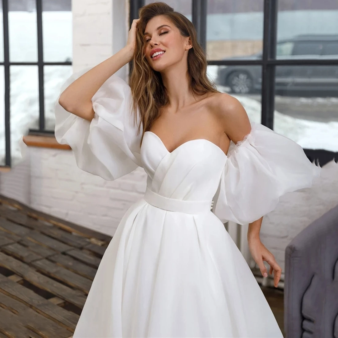 New Arrival Bubble Sleeves Wedding Dress with Sweetheart Neckline and Organza Floor-Length Skirt