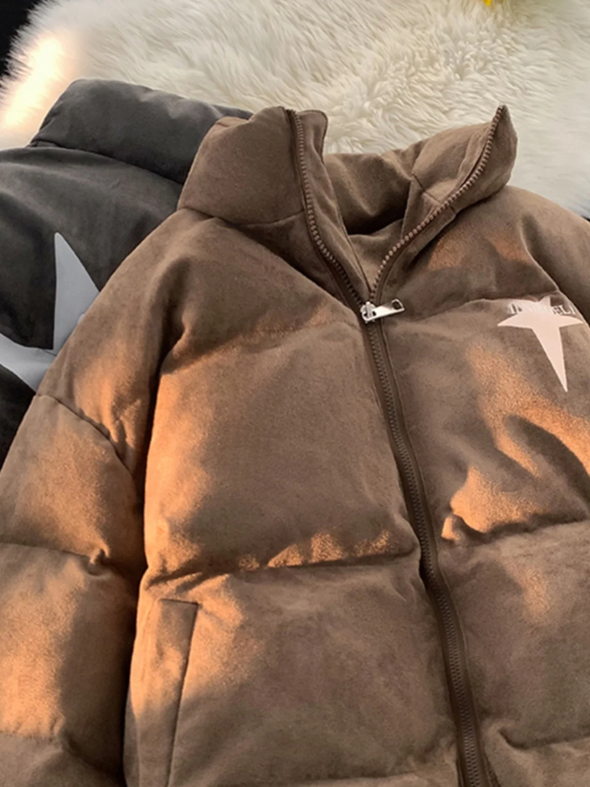 

Мужская зимняя утепленная куртка из хлопка в американском ретро-стиле с замшевыми вставками и звездным принтом, модная уличная одежда, свободный крой, воротник-стойка