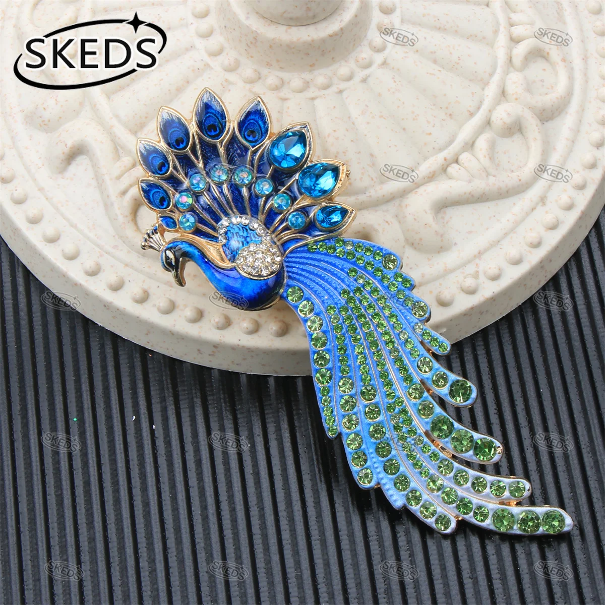 SKEDS Luxury Long Tail Peacock Brooches Colorful Crystal Enamel Bird Lapel Pin Ladies Elegant Banquet Suit Clothing Accessories