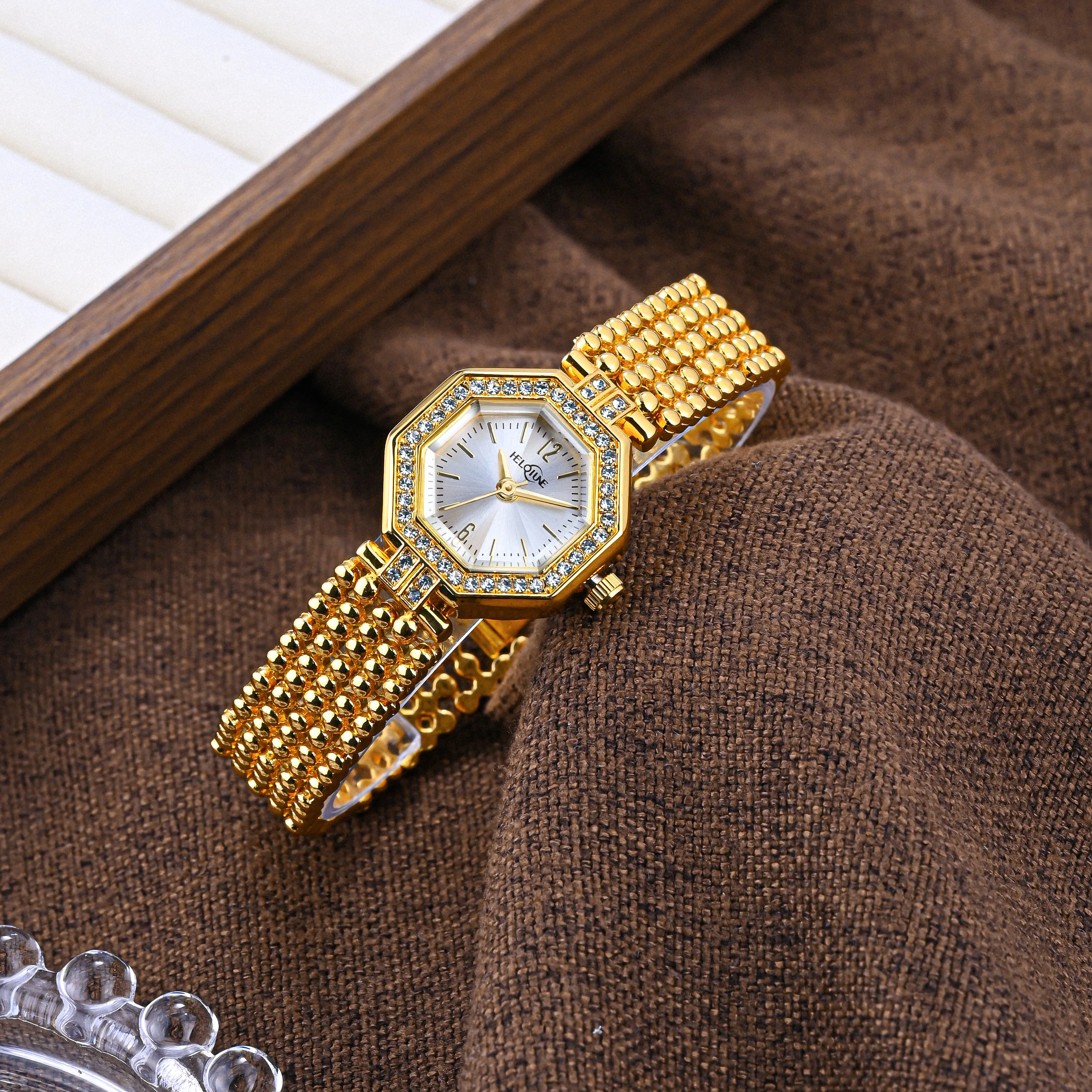 

1. Уникальные многоугольные износостойкие позолоченные кварцевые часы. Браслет-цепочка с золотыми бусинами включает в себя инструмент для регулировки браслета.