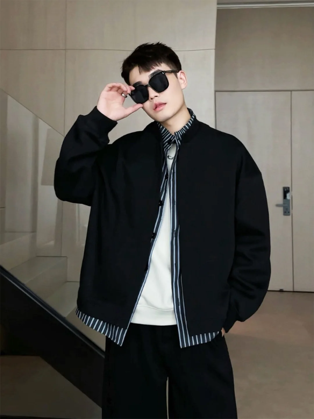 

Мужская модная куртка свободного кроя с полосатыми вставками и эффектом двухслойности, весенняя, с воротником-стойкой, в стиле Cleanfit, элегантная.