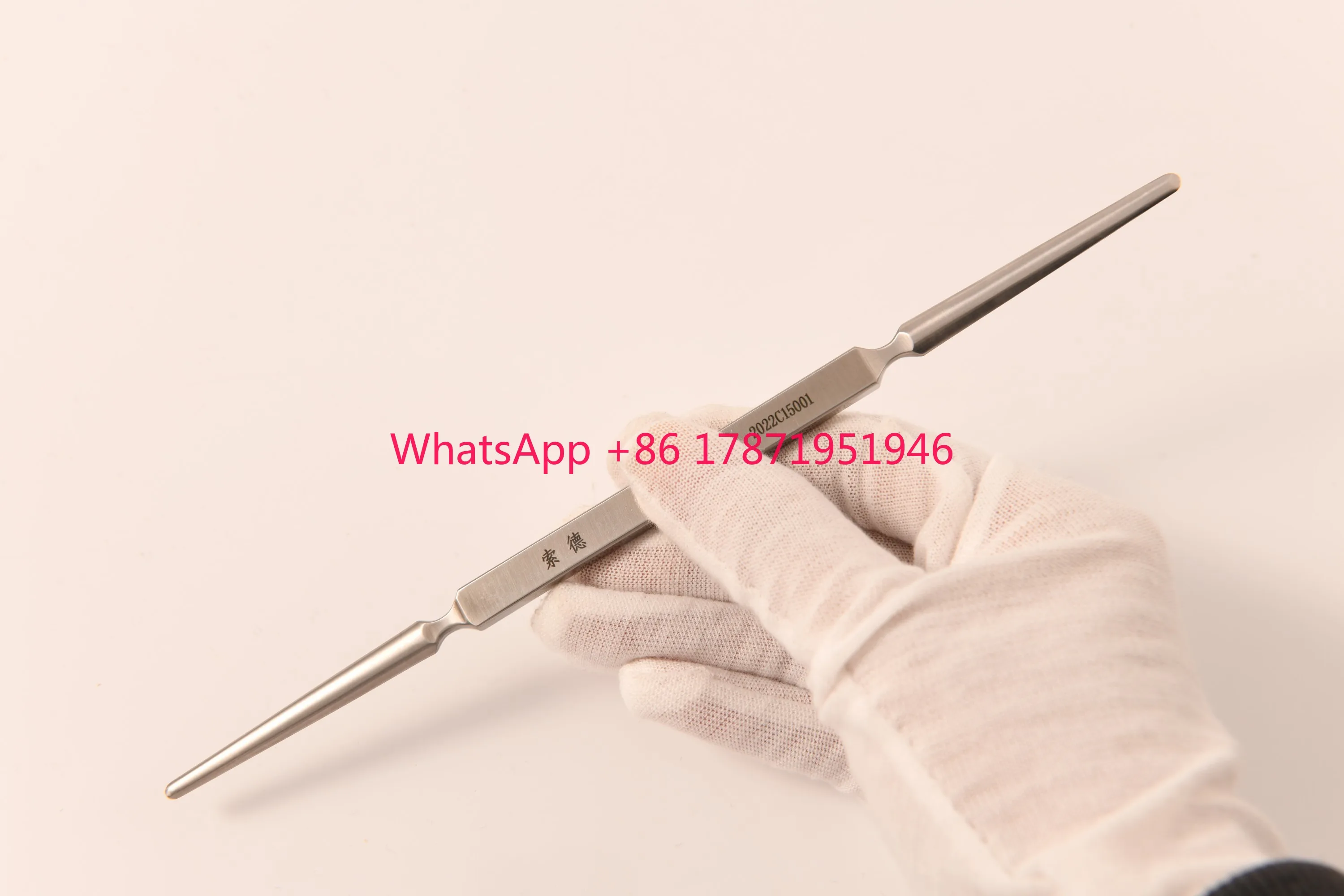 A new stainless steel double-head  bone reductor for facial surgery