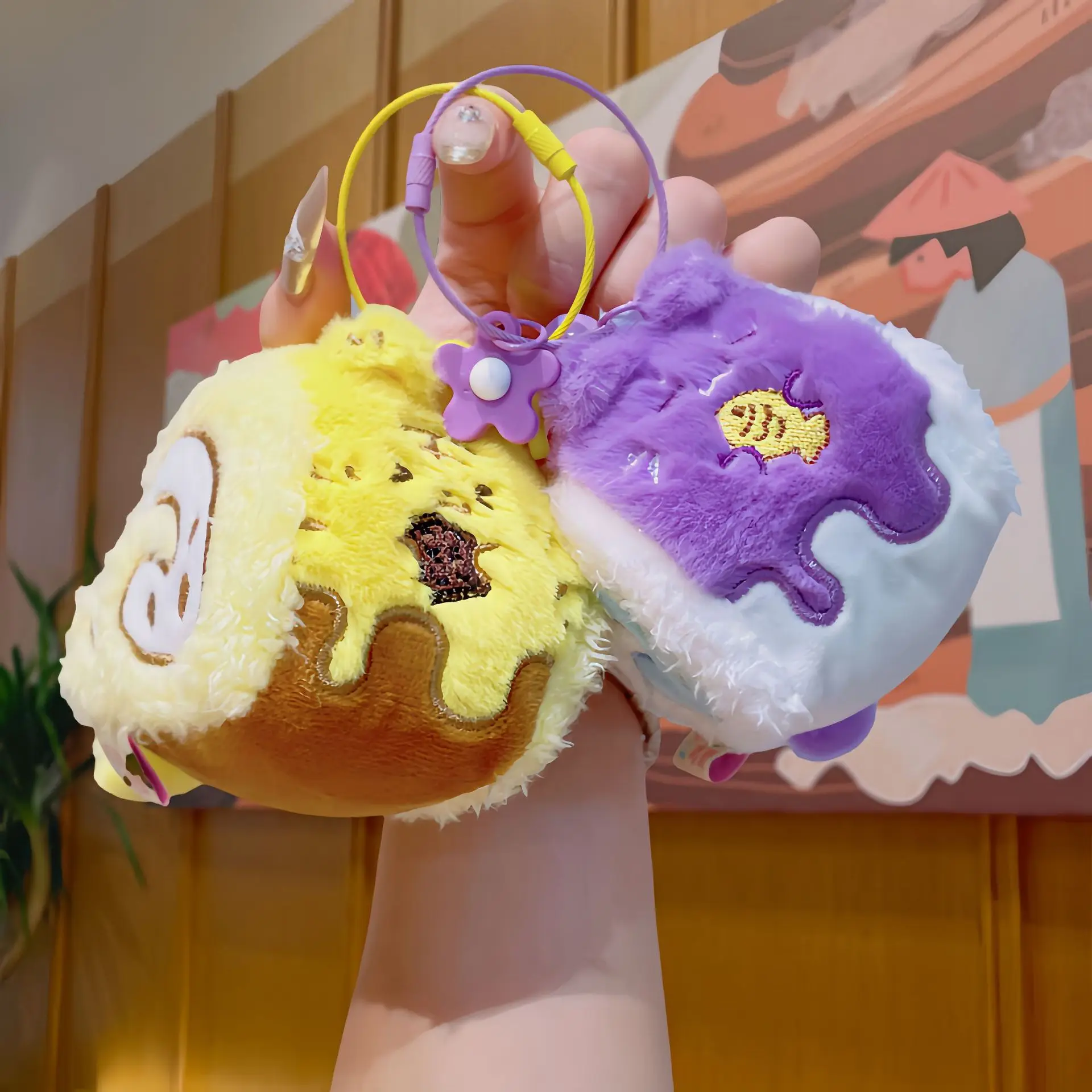 クリエイティブなスイスロールケーキキーホルダーぬいぐるみペンダントかわいい日本のケーキぬいぐるみバックパックデコレーションキーホルダー誕生日プレゼント