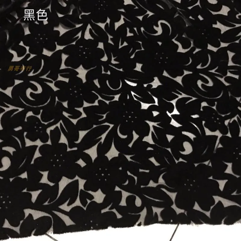 Abito morbido leggermente trasparente in cotone con fondo in tessuto di velluto inciso in seta verde scuro Cheongsam formale