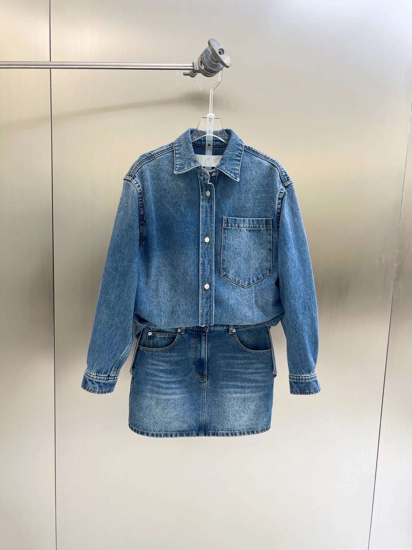 

Spring And Summer New Fake Two-piece Spliced Lapel Long Sleeved Denim Dress, Washed In Navy Blue, Fashionable And Handsome