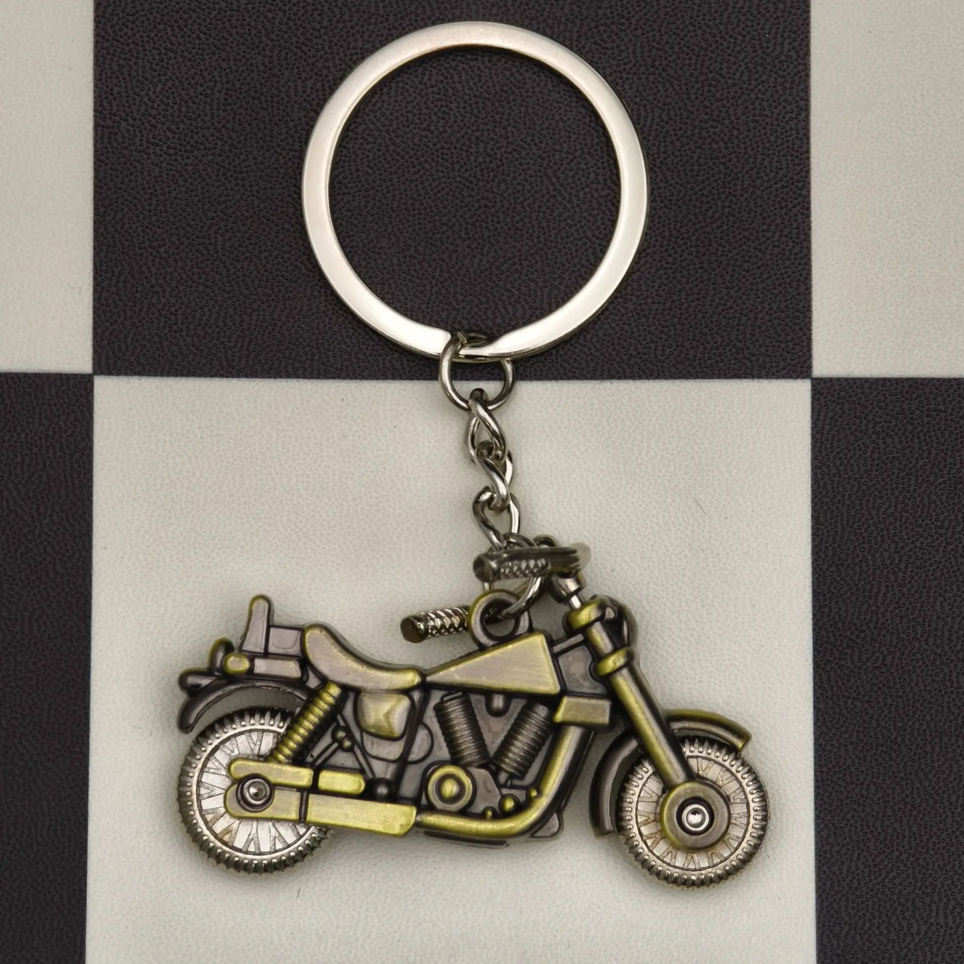 Coole Personalisierung Mode Metall Lackierter Motorradhelm Auto-Schlüsselanhänger Gepäcktaschen-Schlüsselring Kreative Dekoration Anhänger Geschenk – Detail 25