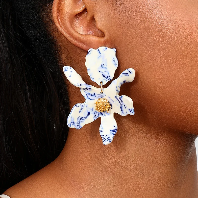 1 Pair Fashion Elegant Temperament Blue and White Porcelain Resin Acrylic Big Flower Pendant Earrings for Women Party Jewelry