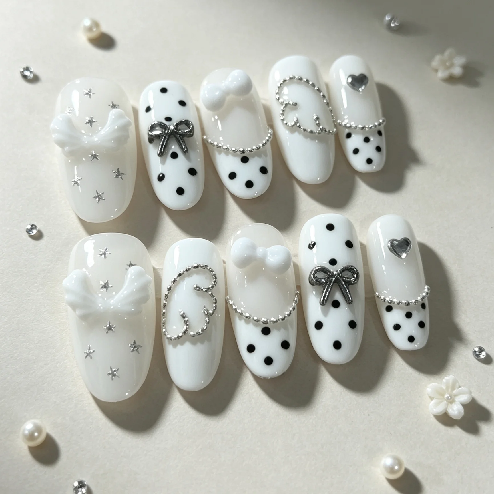 10 ongles en forme d'amande pressés à la main, magnifiques faux ongles, nœud à pois blanc pur, étoiles en chaîne argentée, adaptés aux femmes