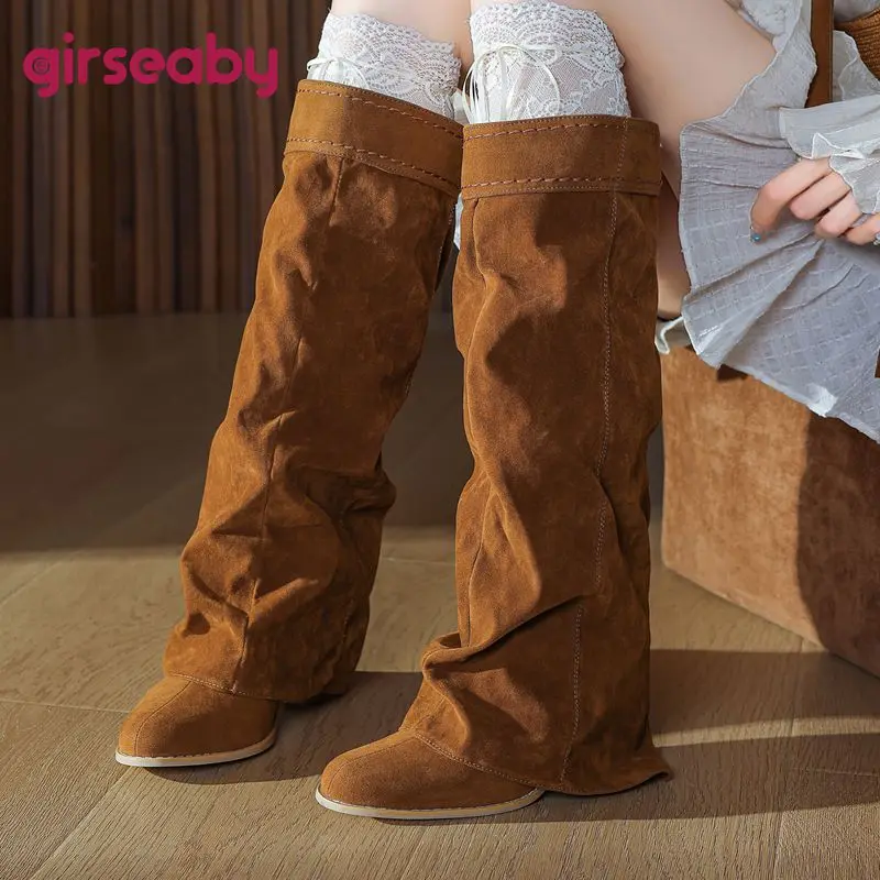 

Girseaby 2025 Новый дизайн Женские сапоги до колена из флока Замшевые туфли с круглым носком на блочном каблуке 7 см без шнуровки размера плюс 42 43 44 Dating Bota