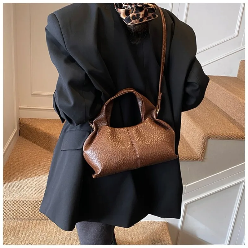 Damen Mini-Cloud-Tasche aus genarbtem Kunstleder mit abnehmbarem Umhängegurt im Casual-Stil für tägliche Besorgungen und Wochenendausflüge